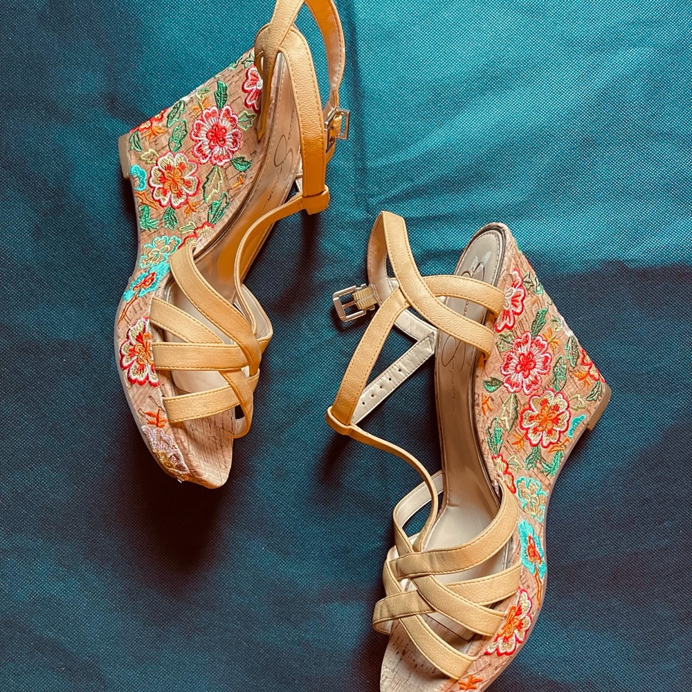 Wedges shoes size 9 yellow brand Jessica Simpson it’s a beautiful shoes